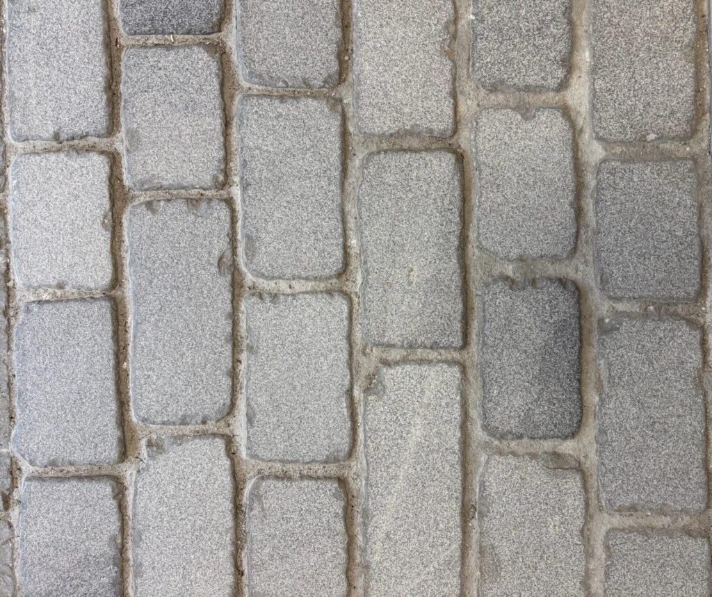 Dettaglio di una pavimentazione in pietra grigia