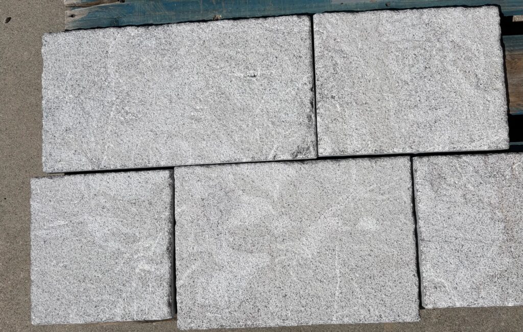 Elementi rettangolari in pietra grigia