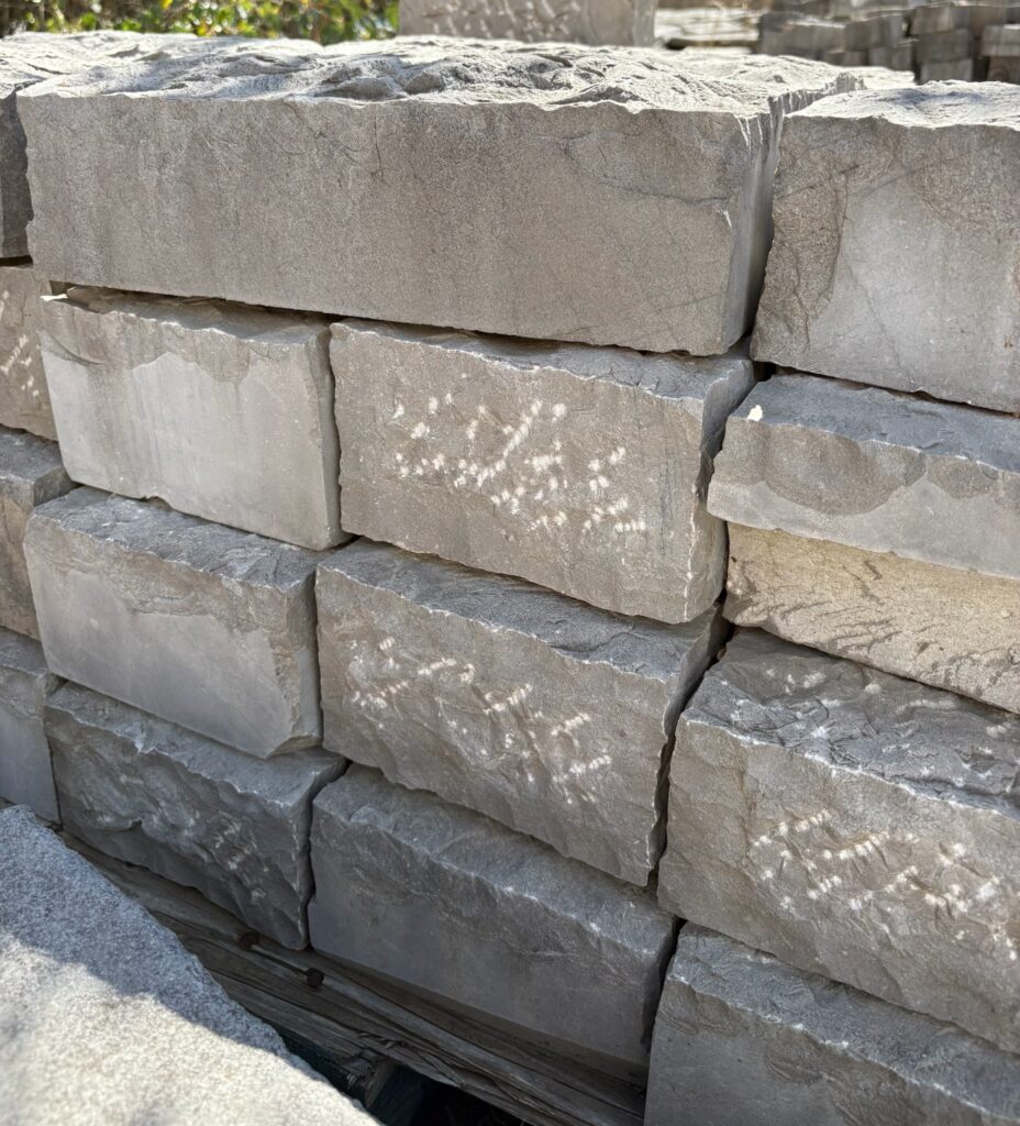 Volumi di pietra grigia